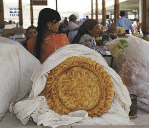 Marktszene in Samarkand mit Samarkander Brot, ©Guth Fotographie