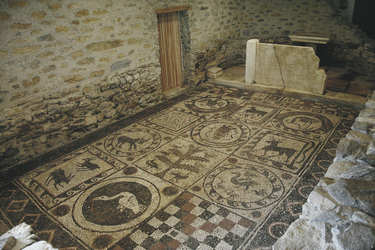 Römermuseum Teurnia, Mosaikboden in der Kirche außerhalb der Stadtmauer, ©F. Glaser, LMK